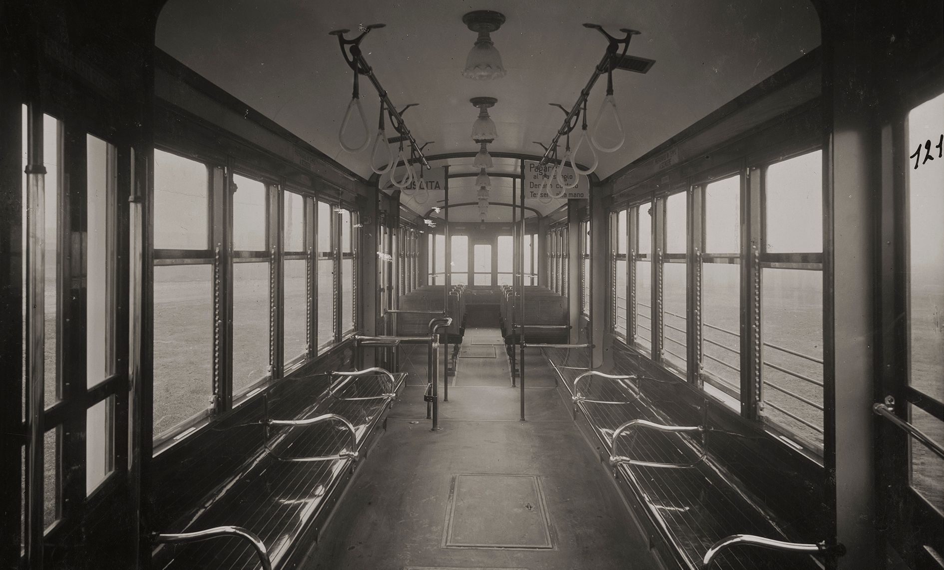 Interno del primo prototipo del tram Carrelli,