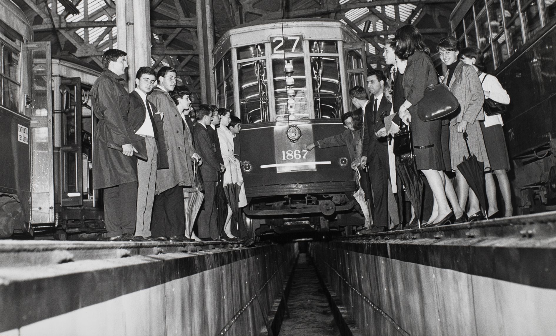 Studenti in visita al deposito Leoncavallo osservano un tram Carrelli,