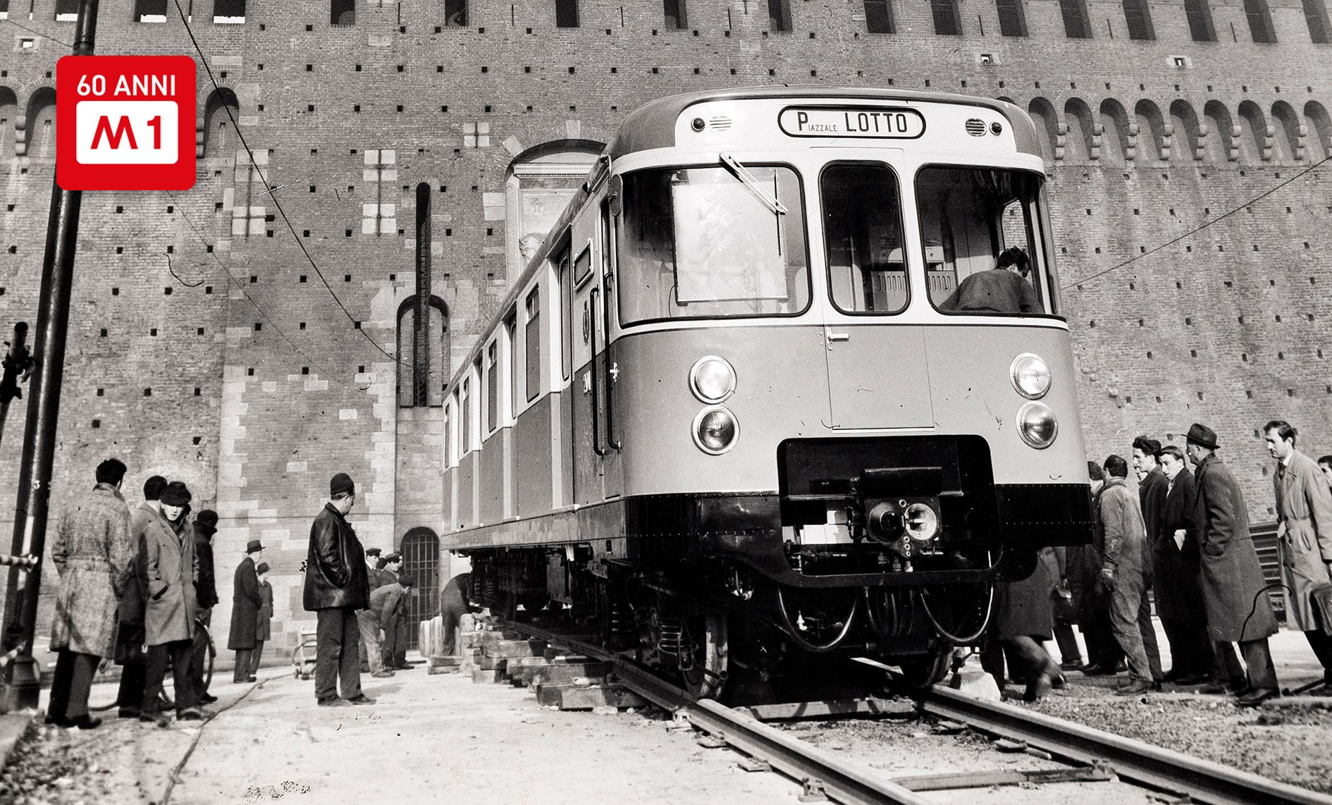 Immissione dell'elettromotrice della metropolitana nella galleria in piazza Castello,