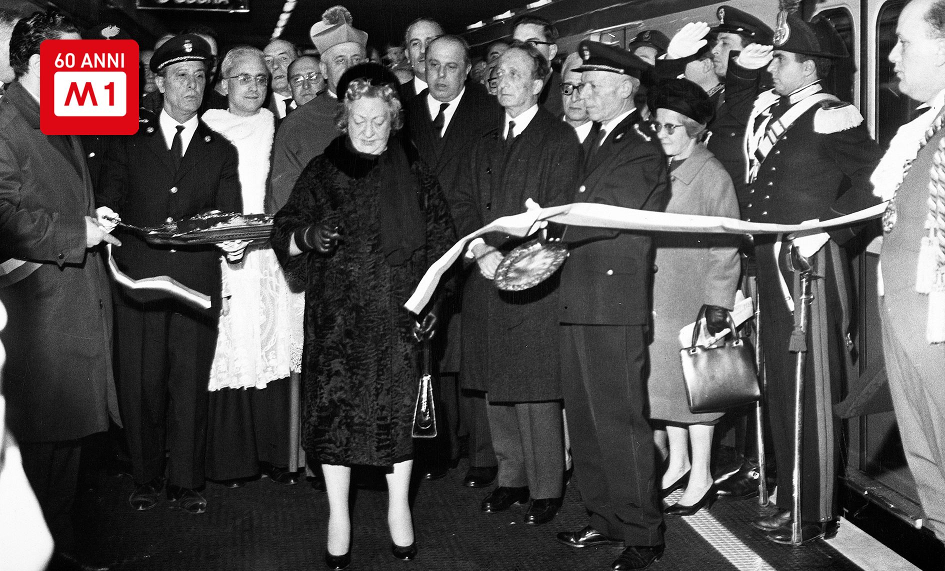 La vedova Vigorelli durante il taglio del nastro in banchina accanto al treno inaugurale nella stazione Lotto,