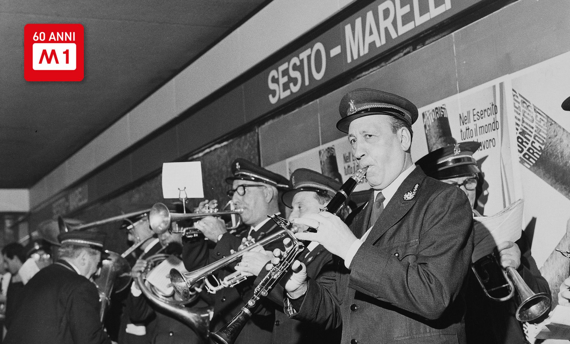 La banda schierata lungo la banchina della stazione Sesto Marelli, suona al passaggio del treno inaugurale,