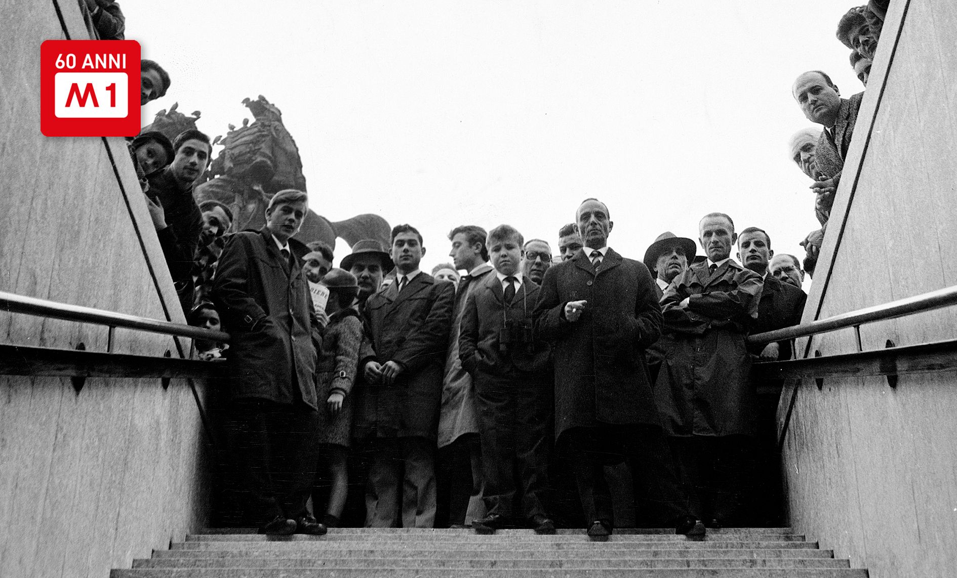 Cittadini in attesa di accedere in metropolitana,