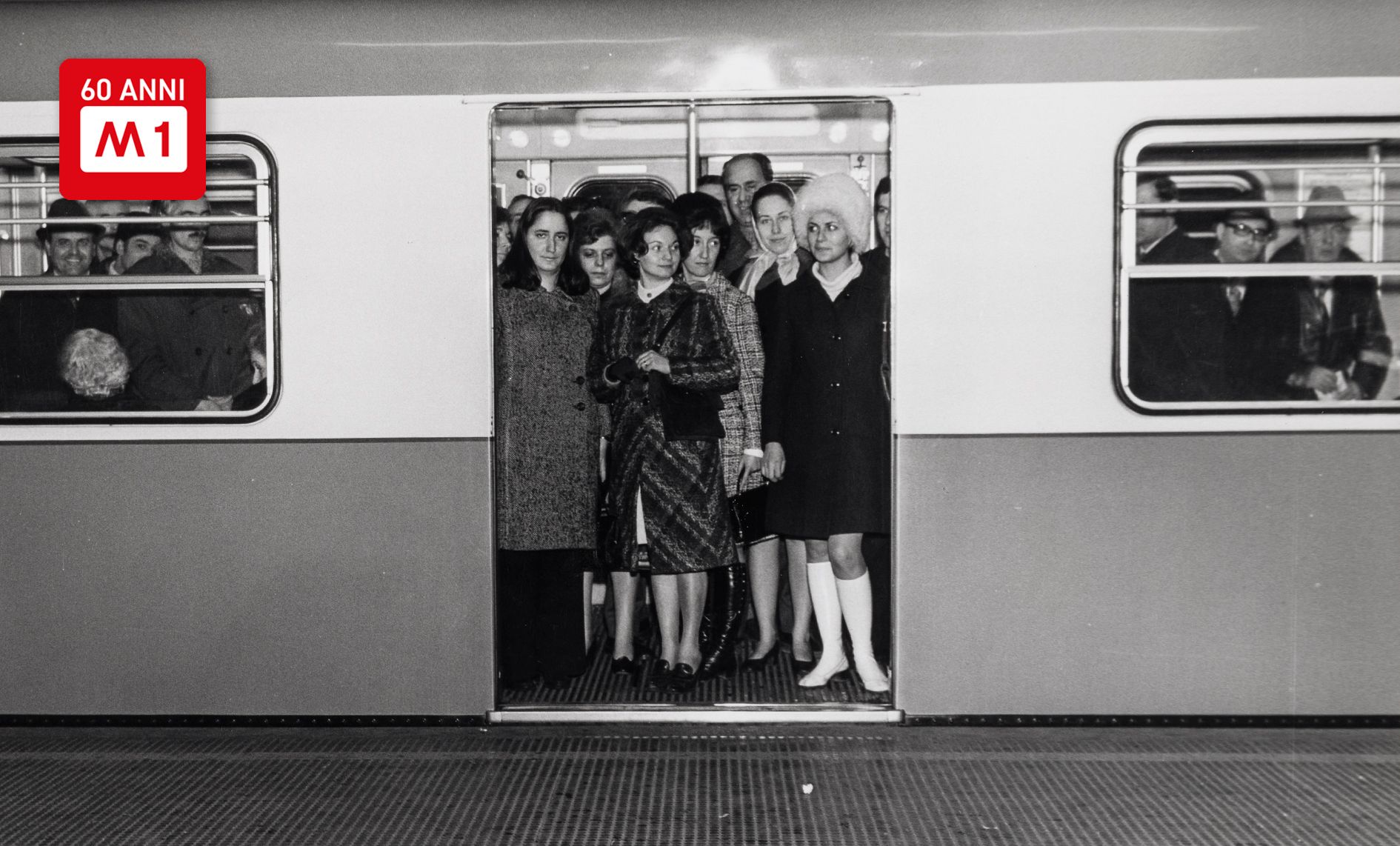 Passeggeri a bordo di un treno della metropolitana linea 1,