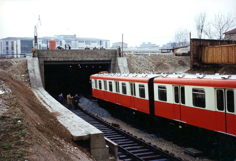 Una delle prime vetture della linea 1 della metropolitana scende in galleria, 1963.